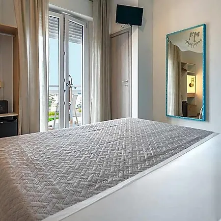 Hotel G House 2*
